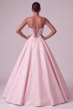 Robe de soirée longue rose poudré en satin sans bretelles avec corset, bustier et appliqués papillon 3D