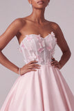 Robe de soirée longue rose poudré en satin sans bretelles avec corset, bustier et appliqués papillon 3D