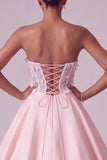 Robe de soirée longue rose poudré en satin sans bretelles avec corset, bustier et appliqués papillon 3D