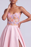 Robe de bal longue de bal en satin rose sans bretelles florales A-line avec fente latérale