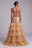 Robe de bal longue, en organza à volants dorée, sans bretelles et à volants