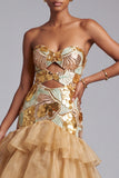 Robe de bal longue, en organza à volants dorée, sans bretelles et à volants