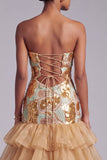 Robe de bal longue, en organza à volants dorée, sans bretelles et à volants