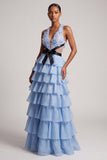 Robe de bal longue en tulle à volants à étages bleu clair à col en V avec nœud de promo