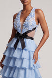 Robe de bal longue en tulle à volants à étages bleu clair à col en V avec nœud de promo