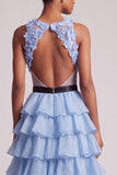 Robe de bal longue en tulle à volants à étages bleu clair à col en V avec nœud de promo