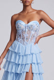 Corset de bal en satin bleu clair, traînée transparente en chiffon à volants et fente