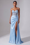 Robe de soirée longue à fines bretelles bleu clair en satin coupe fourreau avec fente, fronces et drapés