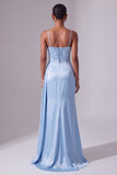 Robe de soirée longue à fines bretelles bleu clair en satin coupe fourreau avec fente, fronces et drapés