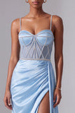 Robe de soirée longue à fines bretelles bleu clair en satin coupe fourreau avec fente, fronces et drapés