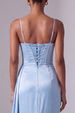 Robe de soirée longue à fines bretelles bleu clair en satin coupe fourreau avec fente, fronces et drapés