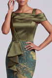 Robe longue mère de la mariée à épaules décollées, fourreau olive asymétrique et à volants