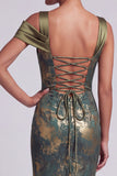 Robe longue mère de la mariée à épaules décollées, fourreau olive asymétrique et à volants