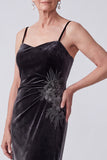 Robe mère de la mariée longue noire fourreau en velours à col bateau avec broderie, paillettes et fronces