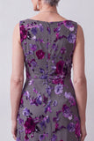 Robe mère de la mariée midi fuchsia fourreau en velours avec cape, strass et fleurs