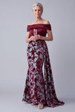 Robe mère de la mariée longue bourgogne sirène en velours à épaules dénudées avec fleurs et drapé