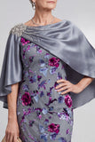 Robe mère de la mariée grise jusqu'aux chevilles fourreau en satin et velours à col bateau avec motifs floraux et strass