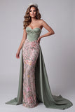 Robe de concours longue vert sauge fourreau en satin avec corset, bustier, perles et broderie florale