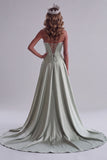 Robe de concours longue vert sauge fourreau en satin avec corset, bustier, perles et broderie florale