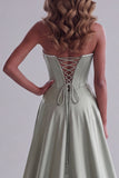 Robe de concours longue vert sauge fourreau en satin avec corset, bustier, perles et broderie florale