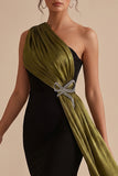 Robe de cérémonie longue noire et olive sirène à une épaule avec drapé et nœud