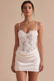 Corset blanc bodycon satin à bretelles fines courte robe blanche avec une fleur 3D