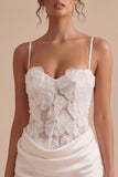 Corset blanc bodycon satin à bretelles fines courte robe blanche avec une fleur 3D
