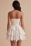 Robe blanche blanche, sans bretelles, en dentelle à étages, taille basque en satin et courte