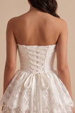 Robe blanche blanche, sans bretelles, en dentelle à étages, taille basque en satin et courte