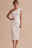 Robe blanche à fourreau blanc à une épaule froncée avec dentelle