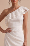 Robe blanche à fourreau blanc à une épaule froncée avec dentelle