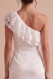 Robe blanche à fourreau blanc à une épaule froncée avec dentelle