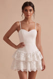 Robe blanche ajustée à bretelles fines en forme de petit petit blanc à étages