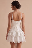 Robe blanche ajustée à bretelles fines en forme de petit petit blanc à étages