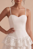 Robe blanche ajustée à bretelles fines en forme de petit petit blanc à étages