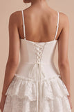 Robe blanche ajustée à bretelles fines en forme de petit petit blanc à étages