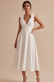 Petite robe blanche midi blanche à col en V et froncée avec fleur 3D