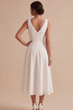 Petite robe blanche midi blanche à col en V et froncée avec fleur 3D