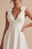 Petite robe blanche midi blanche à col en V et froncée avec fleur 3D