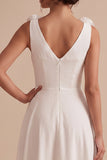 Petite robe blanche midi blanche à col en V et froncée avec fleur 3D