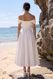 Robe de mariée blanche en satin longueur thé corset décollé