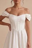 Robe de mariée blanche en satin longueur thé corset décollé