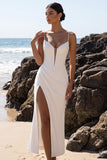 Robe de mariée en tuelle en vrac à fourreau blanc en tulle froncé avec fente latérale