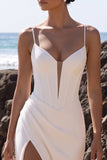 Robe de mariée en tuelle en vrac à fourreau blanc en tulle froncé avec fente latérale