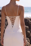 Robe de mariée en tuelle en vrac à fourreau blanc en tulle froncé avec fente latérale