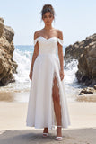 Robe de mariée blanche en satin froncé, ligne en A et fente en dentelle