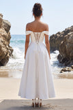 Robe de mariée blanche en satin froncé, ligne en A et fente en dentelle