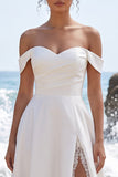 Robe de mariée blanche en satin froncé, ligne en A et fente en dentelle