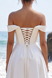 Robe de mariée blanche en satin froncé, ligne en A et fente en dentelle