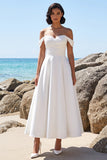 Robe de mariée blanche en satin froncée jusqu’à l’épaule décollée, longueur thé, avec dentelle